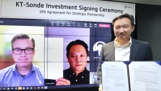 Executive Director Lim Seung-hyuk (right), head of KT's Digital &amp; Bio Health Business Group, is taking a photo after signing a strategic partnership with Sonde Health CEO David Liu (center) and COO Jim Harper (left)
