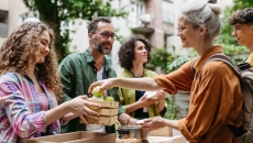 People distributing food