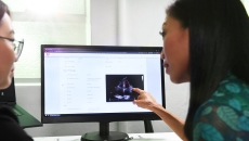 A doctor explaining a patient's findings from a reading by the Us2.v1 software.