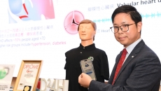 A researcher demonstrating the Vitogram mobile stethoscope app