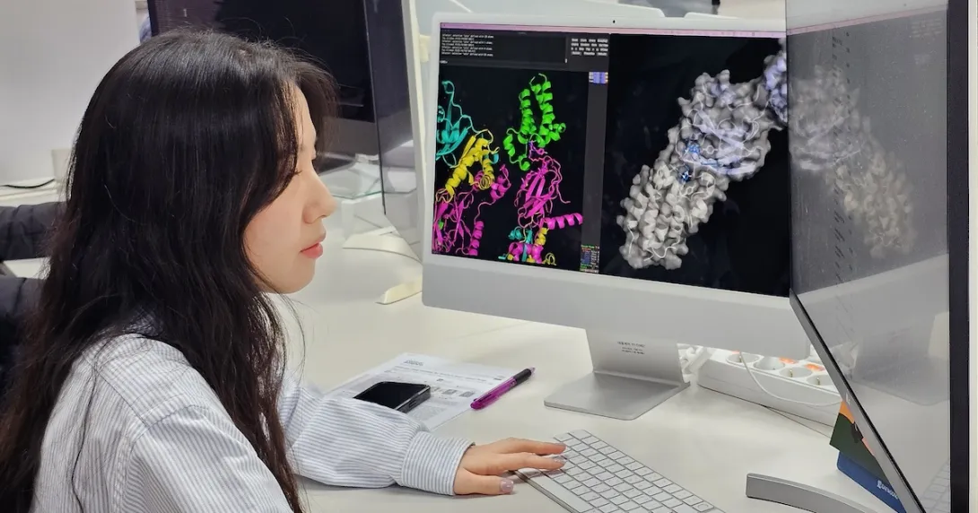 A researcher of Daewoong Pharmaceutical using Daisy to explore compounds of potential new drug candidates